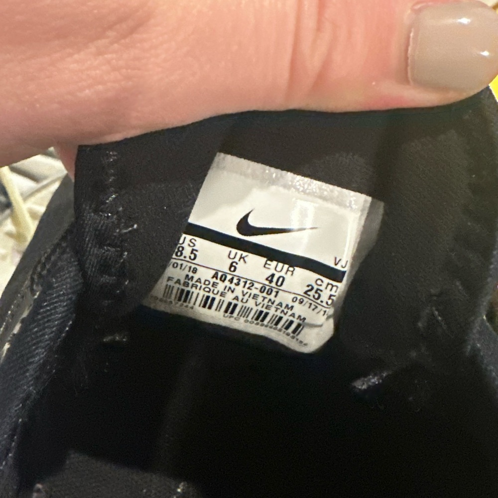Women’s Nike Black and White Sneakers - Picture 6 of 6